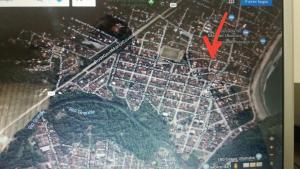 a map of a city with a red arrow at Chalés Ubatuba II in Ubatuba