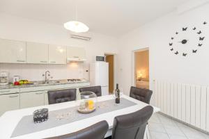 Kuchyňa alebo kuchynka v ubytovaní Apartments Cekada