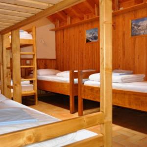 ヴァロワールにあるGîte les Réauxの二段ベッド3組とはしごが備わるお部屋です。