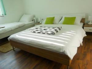 Postel nebo postele na pokoji v ubytování Apartman Sara vl. Franjo Klasić