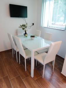 TV a/nebo společenská místnost v ubytování Apartman Sara vl. Franjo Klasić
