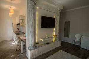 TV a/nebo společenská místnost v ubytování JR Luxury Guesthouse