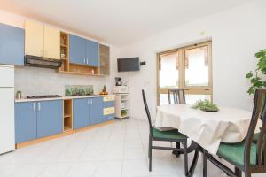Kuchyňa alebo kuchynka v ubytovaní Apartments Cekada