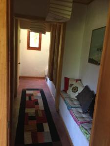1 dormitorio con 1 cama en una habitación en Casa Higuera en MonteGrande, en Monte Grande