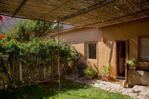 ein Haus mit einer hölzernen Pergola im Hof in der Unterkunft Casa Higuera en MonteGrande in Monte Grande