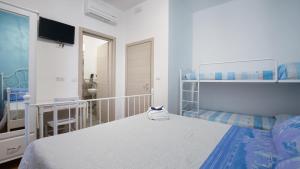 聖貝內代托德爾特龍托的住宿－Marlin b&b，一间卧室配有一张床和一张双层床。