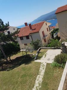 widok na dom z ogródkiem w obiekcie Apartment Calista w Rabacu
