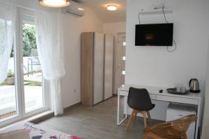 TV a/nebo společenská místnost v ubytování Room with garden
