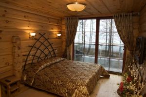 Un pat sau paturi într-o cameră la Vila Dubgiris