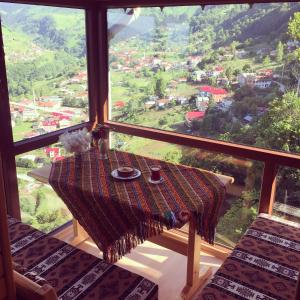 een tafel in een kamer met uitzicht op een berg bij Hamsiköy Seyirtepe Butik Otel in Hamsikoy