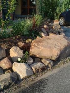 un giardino roccioso di fronte a una casa di Ferienhaus Pfaffensee a Harthausen