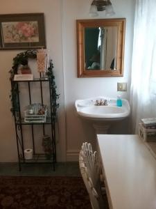 A bathroom at Hanover House Bed and Breakfast