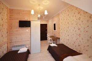 Llit o llits en una habitació de Okrągłe Resort SKI & SAFARI