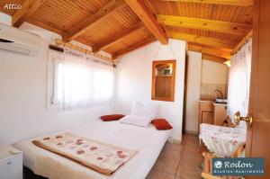 Postel nebo postele na pokoji v ubytování Rodon Apartments - S Avdimioti
