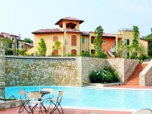 Bazén v ubytovaní Resort Borgo del Torchio alebo v jeho blízkosti