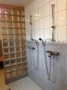 Kylpyhuone majoituspaikassa Hiiden Kämppäkartano iso vuokramökki lähellä Tiilikan kansallispuistoa