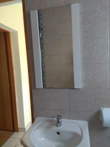 biała umywalka w łazience z lustrem w obiekcie Apartment Bucic w mieście Vir +15 zdjęć