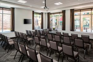 サムターにあるHyatt Place Sumter/Downtownの椅子と表彰台のある部屋 +9枚の写真