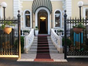 una casa con una escalera que conduce a una puerta negra en Ena Hotel, en Arenzano