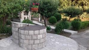a garden with a flower pot hanging from a wall at Apartments Ivo Bozinovic in Tivat