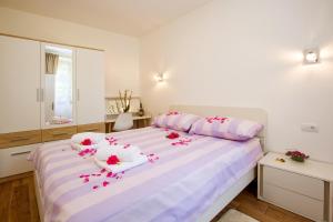 sypialnia z dużym łóżkiem z różowymi kwiatami w obiekcie Apartment Castle w Puli +7 zdjęć