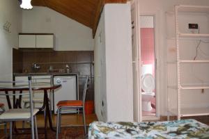 eine Küche und ein Esszimmer mit einem Tisch und Stühlen in der Unterkunft Hostel Valentin in Ohrid