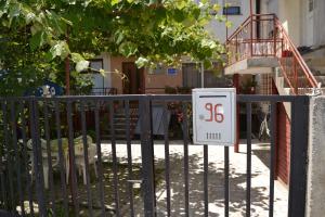 een poort met een snelheidsbord erop bij Hostel Valentin in Ohrid