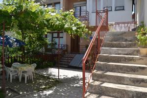 eine Treppe mit einem Tisch und Stühlen in der Unterkunft Hostel Valentin in Ohrid