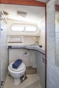 Een badkamer bij Cozy boat to unwind by the ocean
