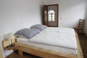 a bed in a bedroom with a table and a lamp at Altes -Haus in Gattendorf