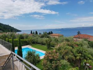 - une vue depuis le balcon d'une maison avec piscine dans l'établissement Villa Magnolia, à Torri del Benaco