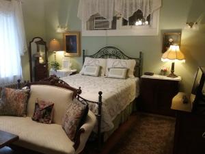 A bed or beds in a room at Hanover House Bed and Breakfast