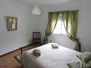 sypialnia z łóżkiem z dwoma ręcznikami w obiekcie Casa Eira do Povo w mieście Vale de Colmeias