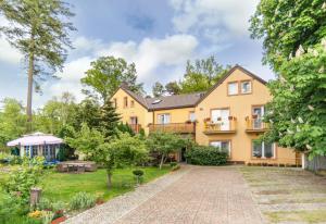 an exterior view of a house with a garden at Hubertus Rewal in Rewal
