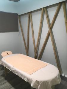 una cama de hospital en una habitación con una mesa en Studios Asteria en Loutra Edipsou