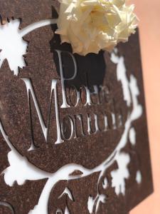 un pastel de chocolate con una flor encima en Podere Morucciola, en Arcola