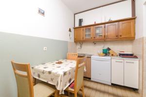 Kuchyň nebo kuchyňský kout v ubytování Apartments Luka