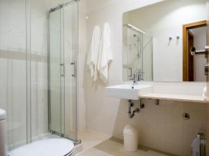 ポルトにあるBelomont6 Apartmentsのバスルーム(シャワー、洗面台、トイレ付)