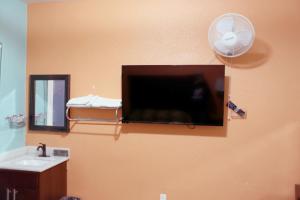En tv och/eller ett underhållningssystem på Oak Hotel