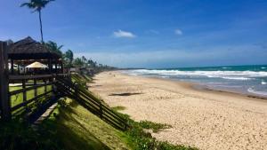 una playa con una valla junto al océano en Casa Azul Home Stay, en Porto de Galinhas