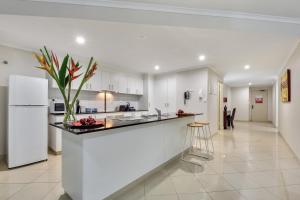 O bucătărie sau chicinetă la Argus Apartments Darwin