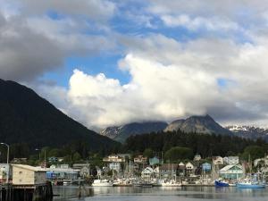 uma cidade com barcos na água e uma montanha em Aspen Suites Hotel Sitka em Sitka