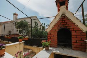 een stenen hondenhok op een dak bij House Josipa in Trogir