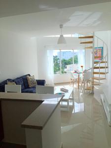 uma sala de estar com um sofá e uma mesa em Vista Marina Residence em Boca Chica