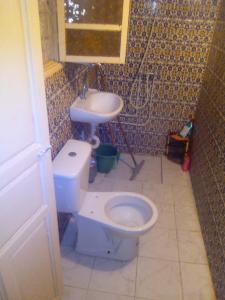 a bathroom with a toilet and a sink at studio climatise pour vacance in Ḩammām al Ghazzāz