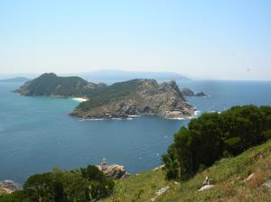 vista su un grande bacino d'acqua con un faro di Loft Velázquez Moreno 35 a Vigo