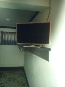 a flat screen tv on a wall in a room at Villa Cassis in Ivato