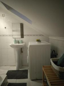 uma casa de banho com um lavatório, um WC e um lavatório. em Cactus House Lisboa em Lisboa