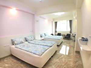 Una cama o camas en una habitación de Dong-Qing Swiss Homestay