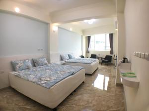Una cama o camas en una habitación de Dong-Qing Swiss Homestay